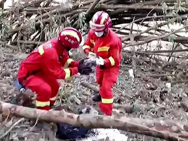 Những hình ảnh từ đội cứu hộ đầu tiên đến hiện trường vụ rơi máy bay ở Trung Quốc