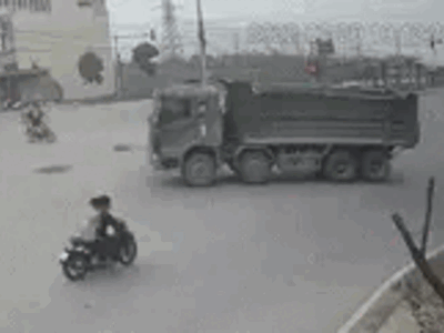 Thanh niên phóng xe với 'tốc độ bàn thờ' khiến bạn gái đập đầu vào đuôi xe tải, ngã văng xuống đường