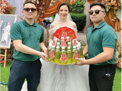 Cô dâu Bắc Giang và món quà cưới 'độc nhất vô nhị' từ hội bạn thân 'lầy lội': Chuẩn trend thời xăng tăng giá