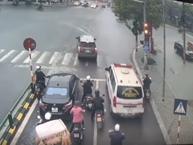 Vụ ô tô vượt đèn đỏ khi nhường đường cho xe cứu thương gây tranh cãi: CSGT phạt lỗi gì?