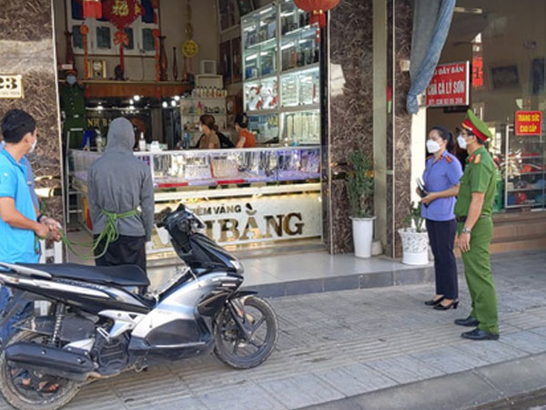 Nam thanh niên cướp tiệm vàng, về đưa mẹ 500.000 đồng rồi cho người yêu 2 triệu