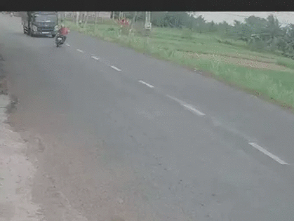Video ám ảnh: Tài xế xe máy bị xe tải tông bay lên không trung, cán qua liên tiếp 2 lần