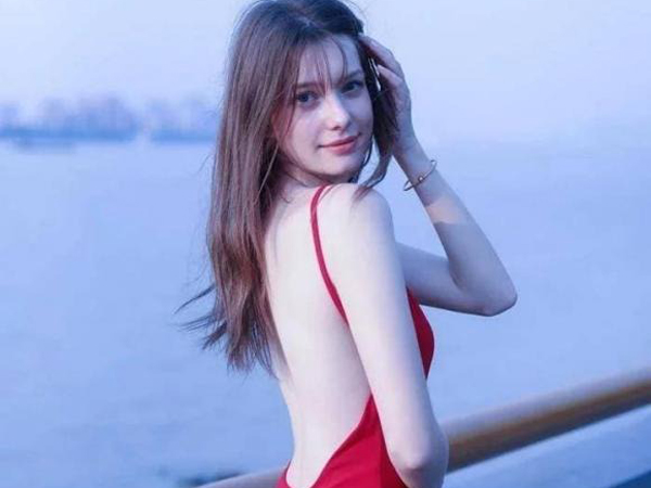 Cô gái 23 tuổi được gọi là 'Audrey Hepburn phiên bản Nga' trở nên nổi tiếng và được mệnh danh là 'thiên thần giáng thế'