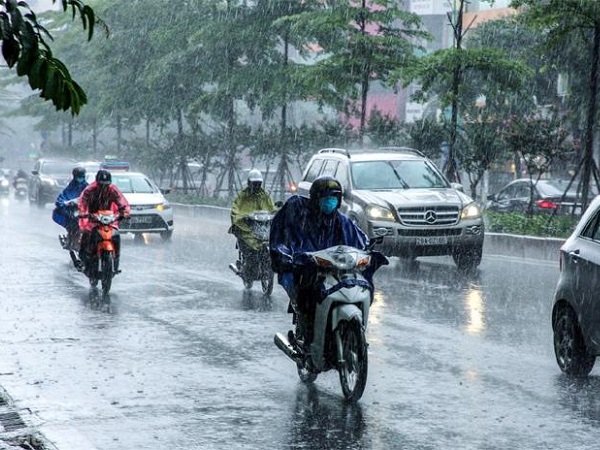 Không khí lạnh tràn về: Hà Nội hứng mưa to, chuyển rét 16 độ