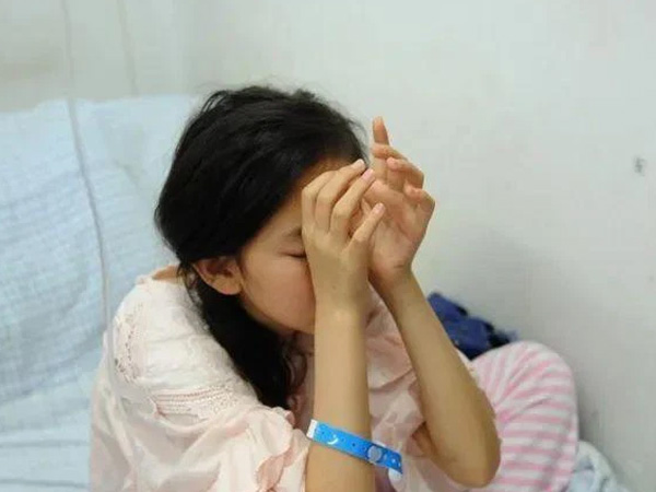 Cô gái 27 tuổi bị ung thư dạ dày giai đoạn cuối, người bố hối hận vì không thể khuyên bảo con gái từ bỏ thói quen ăn uống xấu