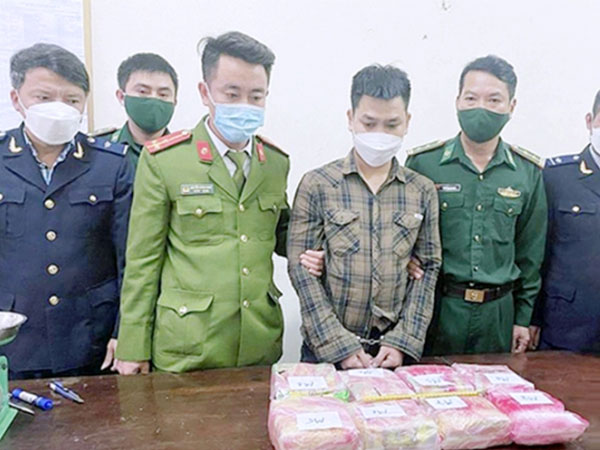 Phát hiện trinh sát, 'người vận chuyển' vứt lô ma túy tiền tỷ bên đường rồi bỏ chạy