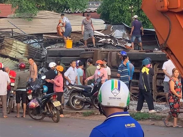 Xe chở hạt điều bất ngờ tuột dốc lao vào quán ăn, ít nhất 2 người chết, 6 người bị thương nặng
