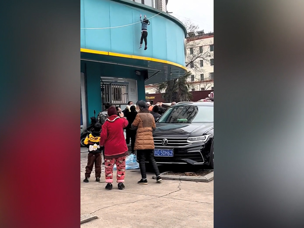 Thót tim cảnh người dân cứu bé gái ngã từ ban công tầng 2 xuống đất
