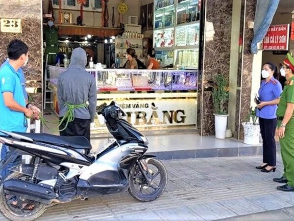 Lời khai bất ngờ của nghi phạm cướp tiệm vàng về đưa mẹ 500k, cho người yêu 2 triệu đồng
