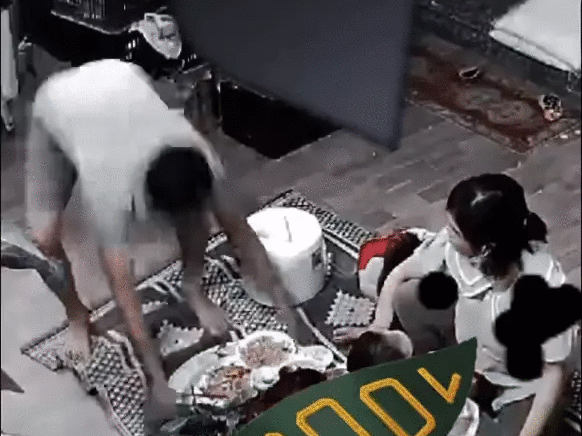 Clip gây phẫn nộ: Chồng hung hăng hất cả mâm cơm vào người vợ và 3 con nhỏ, quát lớn 'mày với ai?'