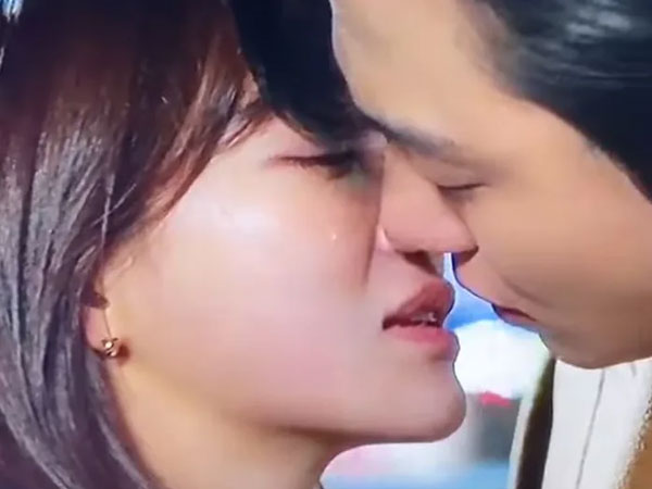 Hẹn Hò Chốn Công Sở: Cảnh hôn trong nước mắt của Kim Se Jeong gây sốt vì quá cảm xúc