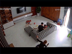 Clip: Bố chơi với con để mẹ bò dưới đất, tưởng gia đình có sự phân biệt nhưng lý do đằng sau khiến ai cũng cảm động