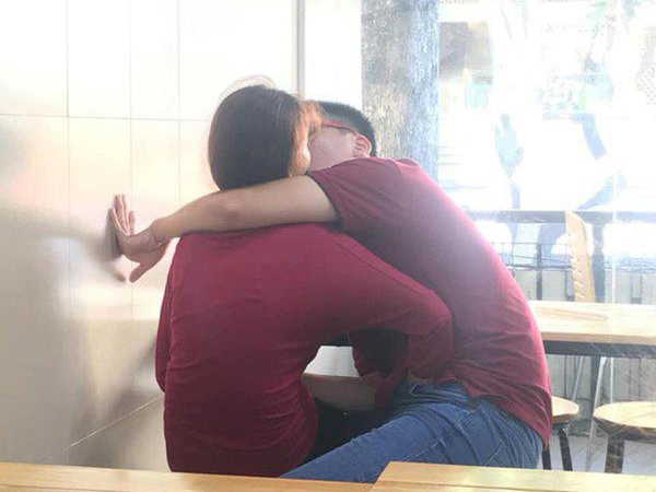 Bạn trai suốt ngày đòi 'sờ mó' bạn gái ở nơi công cộng, cô gái đăng đàn xin tư vấn thì bị dân tình mắng xối xả vì lý do này