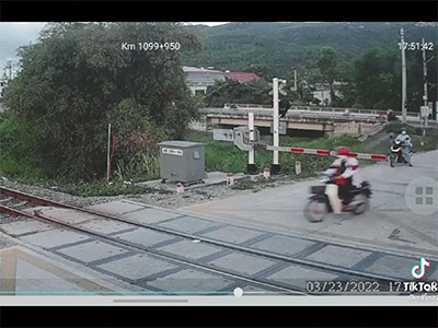 Video: Băng qua đường sắt khi tàu đang đến, thanh niên gặp tai nạn thương tâm