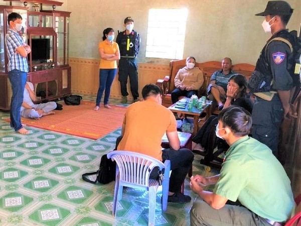 Đường dây 'tín dụng đen' chuyên bắt người vay viết giấy bán đất