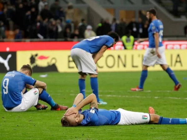 Dàn cầu thủ Italia thất thần như 'mất sổ gạo' khi thua sốc đối thủ tí hon