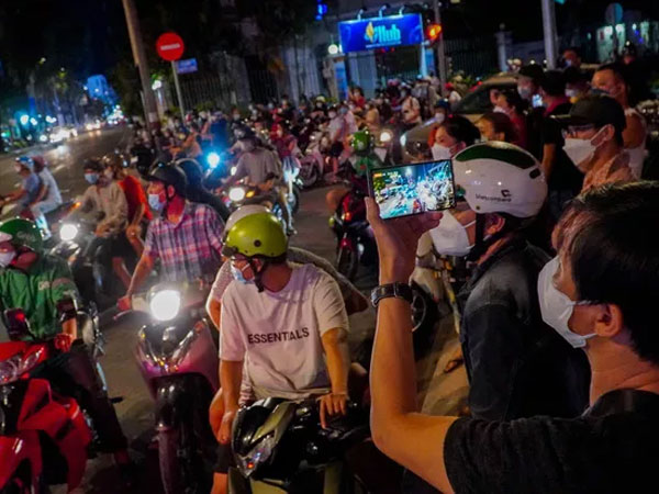Đám đông vây quanh nhà bà Nguyễn Phương Hằng xuyên đêm