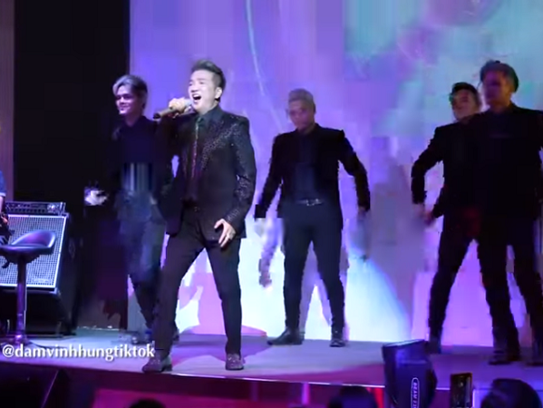 Đàm Vĩnh Hưng hân hoan hát 'Đất nước trọn niềm vui', lên sân khấu mà không quên 'cà khịa' vụ nữ CEO bị tạm giam