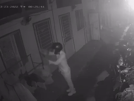 Clip: 'Soái ca sơ mi trắng' xuất hiện trước xóm trọ lúc nửa đêm, hành động sau đó khiến tất cả ngỡ ngàng