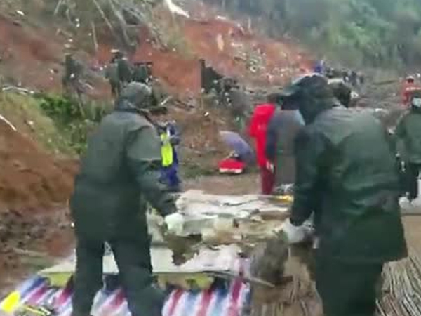 Video: Lực lượng cứu hộ thu gom những mảnh vỡ đầu tiên tại hiện trường máy bay rơi ở Trung Quốc
