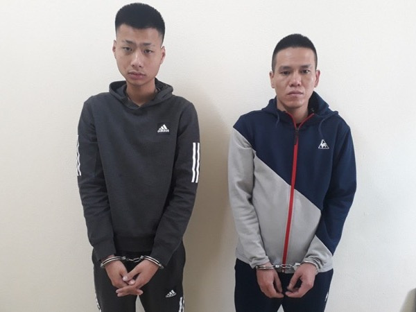 2 thanh niên đi xe máy bất ngờ nổ súng vào tiệm đồ gỗ
