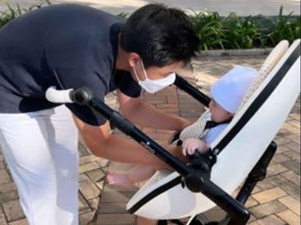 Thiếu gia Phan Thành và vợ tiểu thư hiếm hoi đưa con trai xuống phố, chỉ một chi tiết cũng khiến dân tình ghen tỵ về độ giàu có