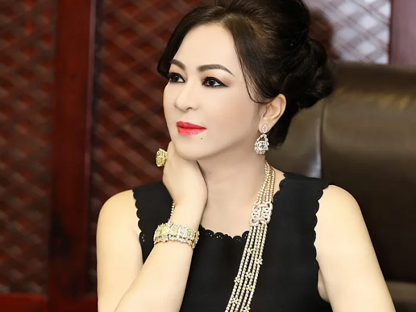 Việt Hương chia sẻ bài hát 'Luật Trời' đầy ẩn ý của cố ca sĩ Phi Nhung sau khi bà Phương Hằng bị bắt tạm giam