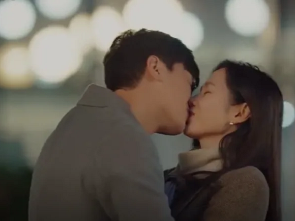 Nụ hôn của Son Ye Jin với tình trẻ lên Top 1 Naver: Hyun Bin xem được chắc buồn lắm!