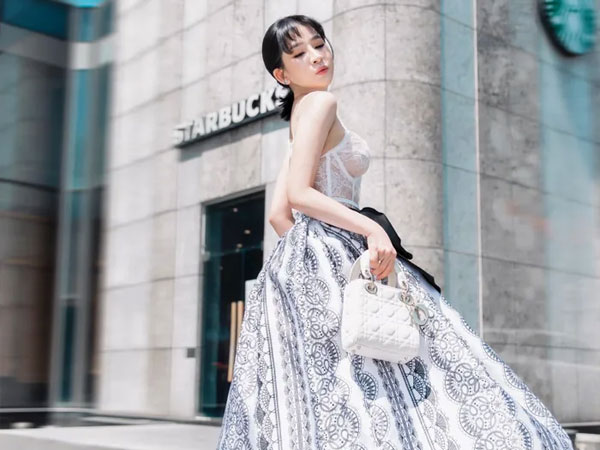 Vợ cũ Hồ Quang Hiếu gỡ bài 'ủng hộ Hiền Hồ' khi bị netizen chỉ trích