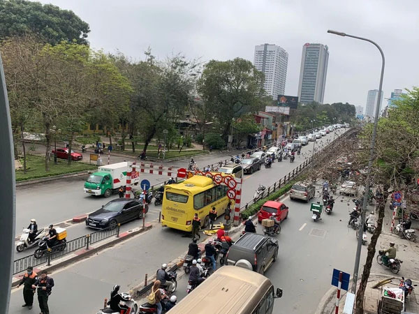 Phi thẳng lên cầu vượt Chùa Bộc - Thái Hà, xe khách mắc kẹt tại khung hạn chế gây ách tắc