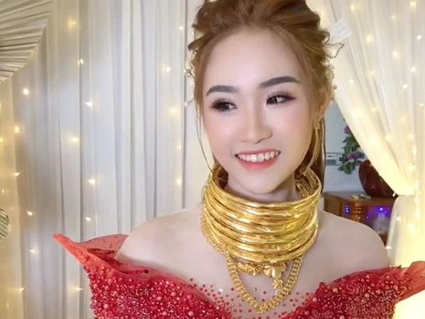 Xuất hiện cô dâu Bạc Liêu đeo vàng trĩu cổ kín tay khiến dân tình muốn được 'chia sẻ gánh nặng'