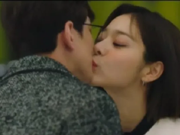 Hẹn Hò Chốn Công Sở: Seol In Ah thừa nhận đã yêu Kim Min Kyu khi quay cảnh hôn 'cực cháy'