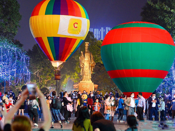 Ngàn người đổ về phố đi bộ Hồ Gươm ngắm khinh khí cầu khổng lồ