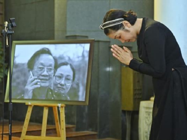 Đám tang nhạc sĩ Hồng Đăng: Diva Mỹ Linh nghẹn ngào hát bài 'Hoa sữa', đồng nghiệp rơi nước mắt tiễn biệt