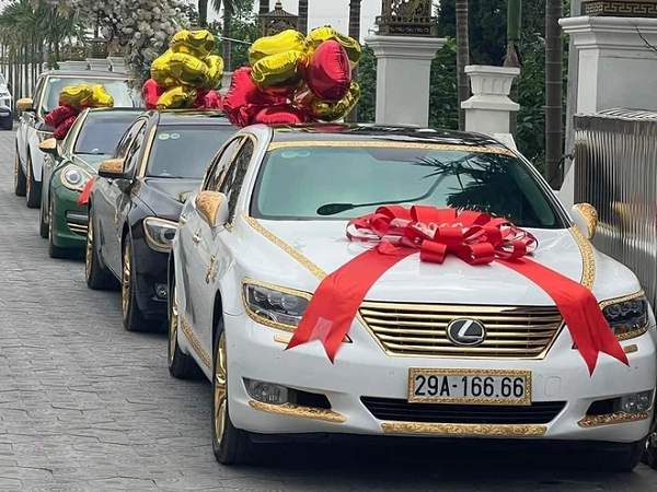 Tiệc kỷ niệm ngày cưới gây choáng: Quy tụ loạt sao Vbiz, dàn siêu xe trăm tỷ nối đuôi, xuất hiện cả du thuyền