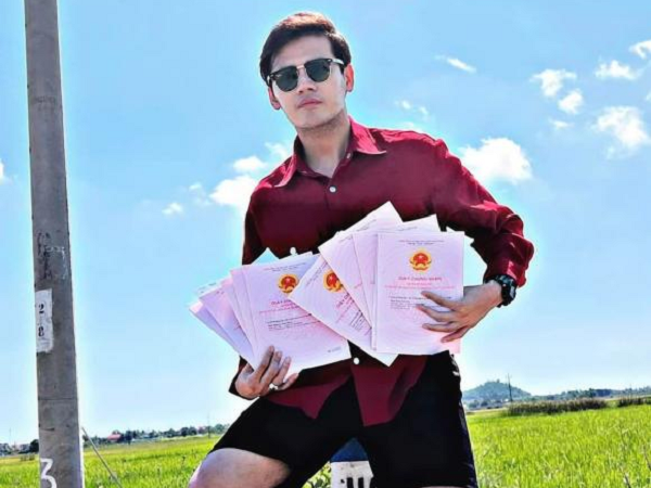 Một sao nam Vbiz gây choáng khi ôm xấp sổ đỏ nặng trĩu trên tay, dân mạng ghen tị: 'Đại gia đây rồi'
