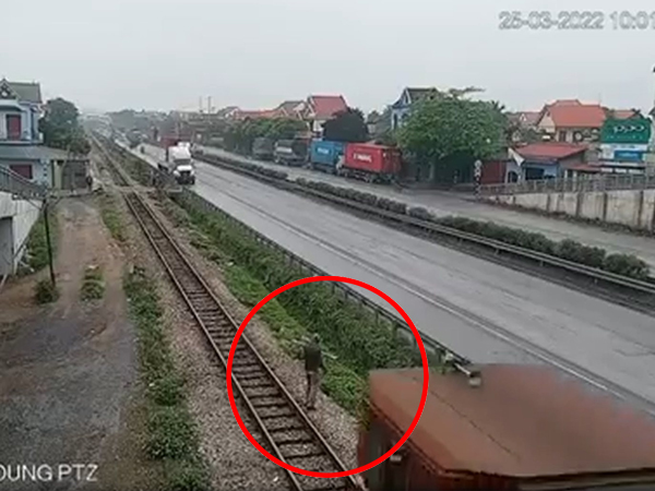 Đứng nghe điện thoại sát đường tàu, người đàn ông nhận cái kết thương tâm
