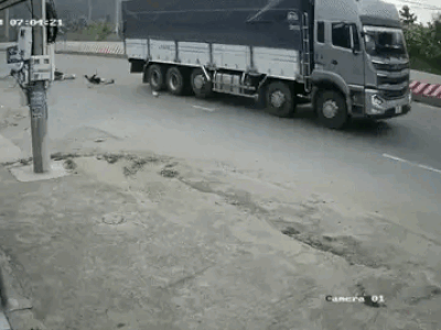 Rùng mình clip ghi lại khoảnh khắc tai nạn liên hoàn khiến gia đình 3 người thương vong