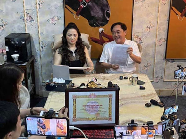 Mở rộng điều tra bà Nguyễn Phương Hằng livestream, công an mời làm việc ekip 'giúp sức'