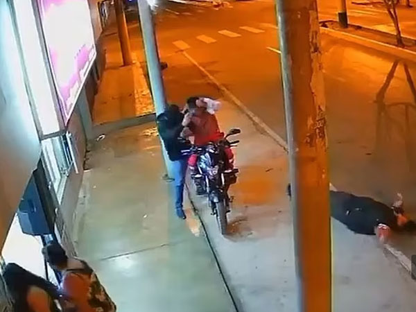 Clip: Bắn chết nhầm đồng bọn trong lúc cướp xe máy, phản ứng sau đó của gã côn đồ gây thêm chú ý