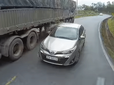 Tài xế nhận nhiều 'gạch đá' nhất hôm nay vì vượt ẩu tại khúc cua gắt