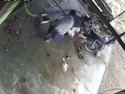 Clip: Hài hước pha tụt quần chữa cháy độc nhất vô nhị của người thợ sửa xe