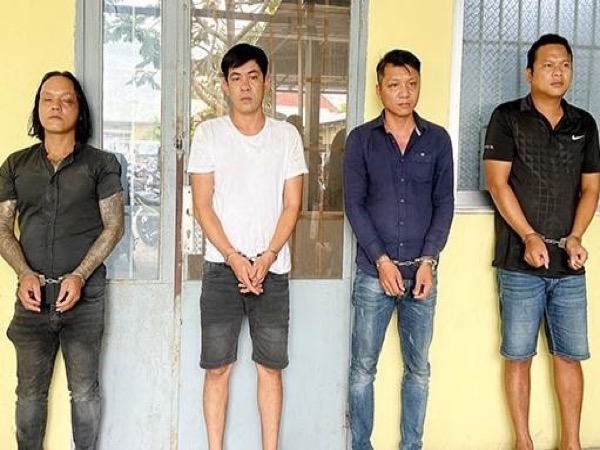 Bắt nhóm bảo kê cưỡng đoạt tiền của doanh nghiệp