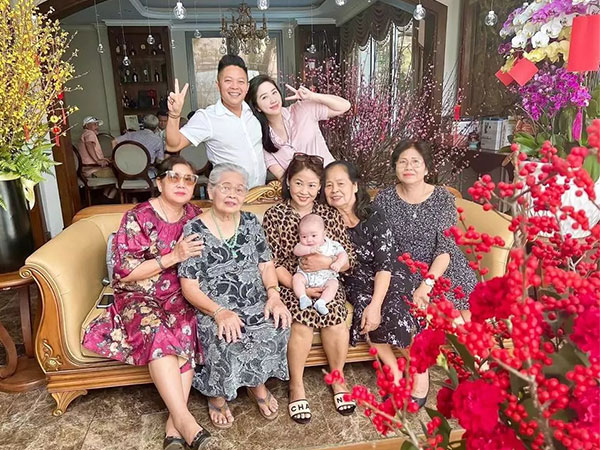 Lộ ảnh hiếm Bảo Thy bên gia đình chồng đại gia?