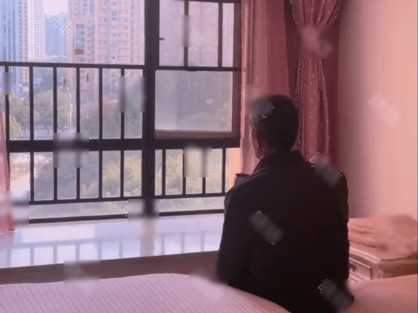 Bố chồng ngày nào cũng ngồi 'cắm rễ' phòng con dâu hàng giờ, biết nguyên nhân ai nấy đều 'lặng tim'
