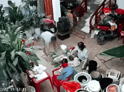 Hé lộ clip đầy đủ vụ chồng hất cả mâm cơm vào mặt vợ con: Câu chuyện rẽ hướng đột ngột khiến dân tình đồng loạt 'quay xe'