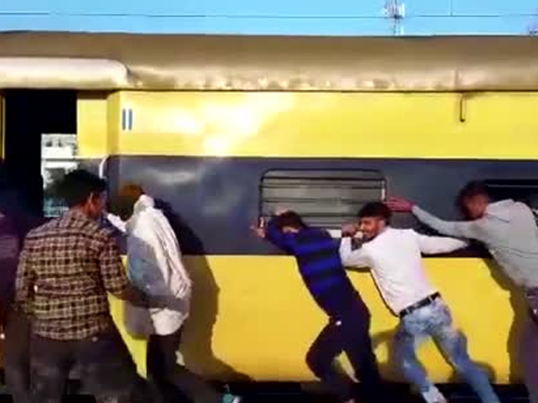 Clip: Đoàn người cố gắng đẩy tàu hỏa thoát khỏi toa tàu đang bốc cháy
