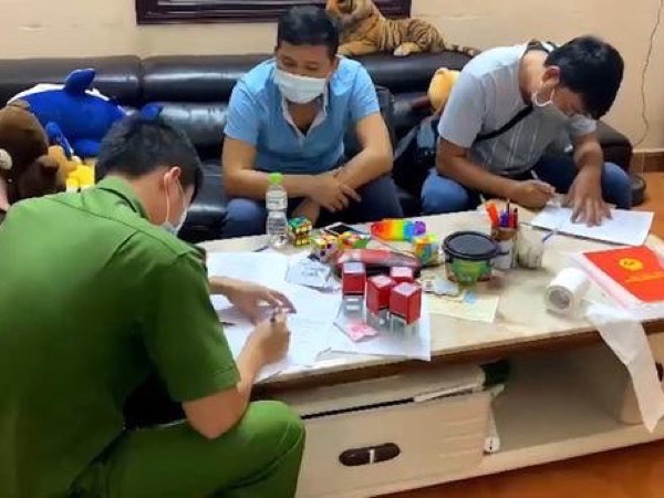Phá đường dây mua bán bằng đại học rởm, phát hiện con dấu giả của công an phường, sở y tế