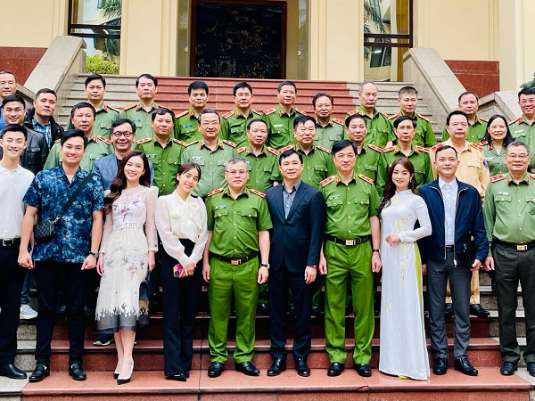 Ê kíp phim 'Phố trong làng' nhận bằng khen của Bộ Công an