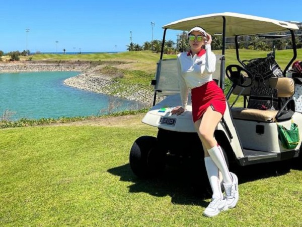 Hot girl Trâm Anh  liên tục check-in ở sân golf, tiết lộ tuần ra sân 4 buổi, anti-fan phán: Có nói chơi vì đam mê cũng chẳng ai tin